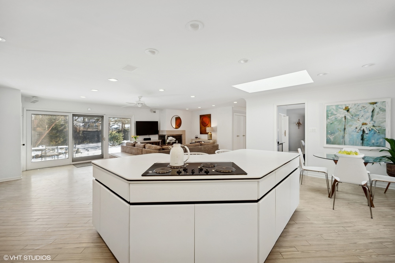 718 Chilton Lane Wilmette, IL 60091 - Photo 18 of 48 a living room with furniture and a table