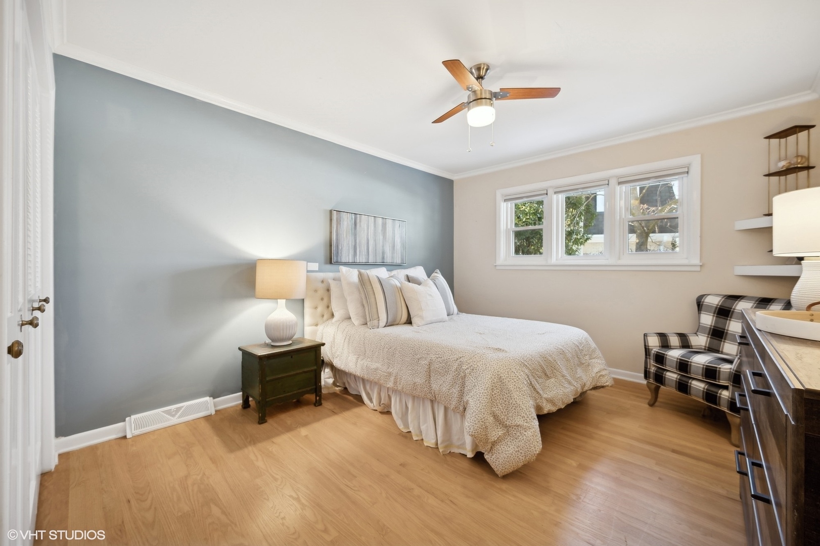 718 Chilton Lane Wilmette, IL 60091 - Photo 34 of 48 a bedroom with a bed and a chandelier