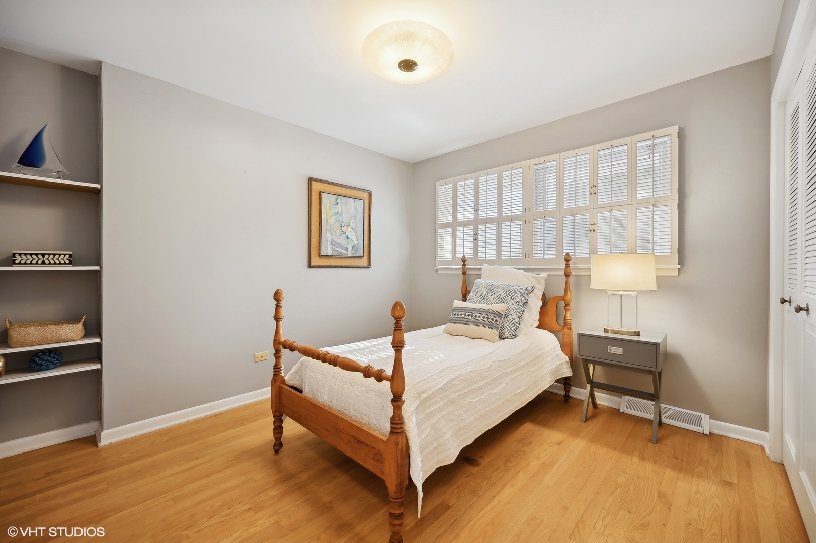 718 Chilton Lane Wilmette, IL 60091 - Photo 35 of 48 a bedroom with a bed and wooden floor