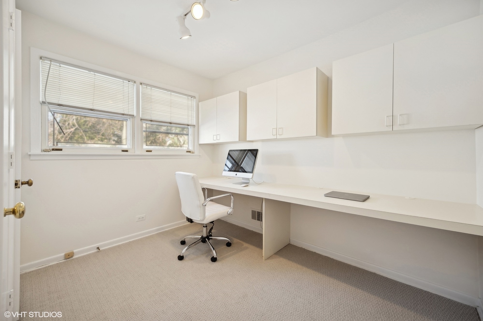 718 Chilton Lane Wilmette, IL 60091 - Photo 37 of 48 a room with a desk and chair