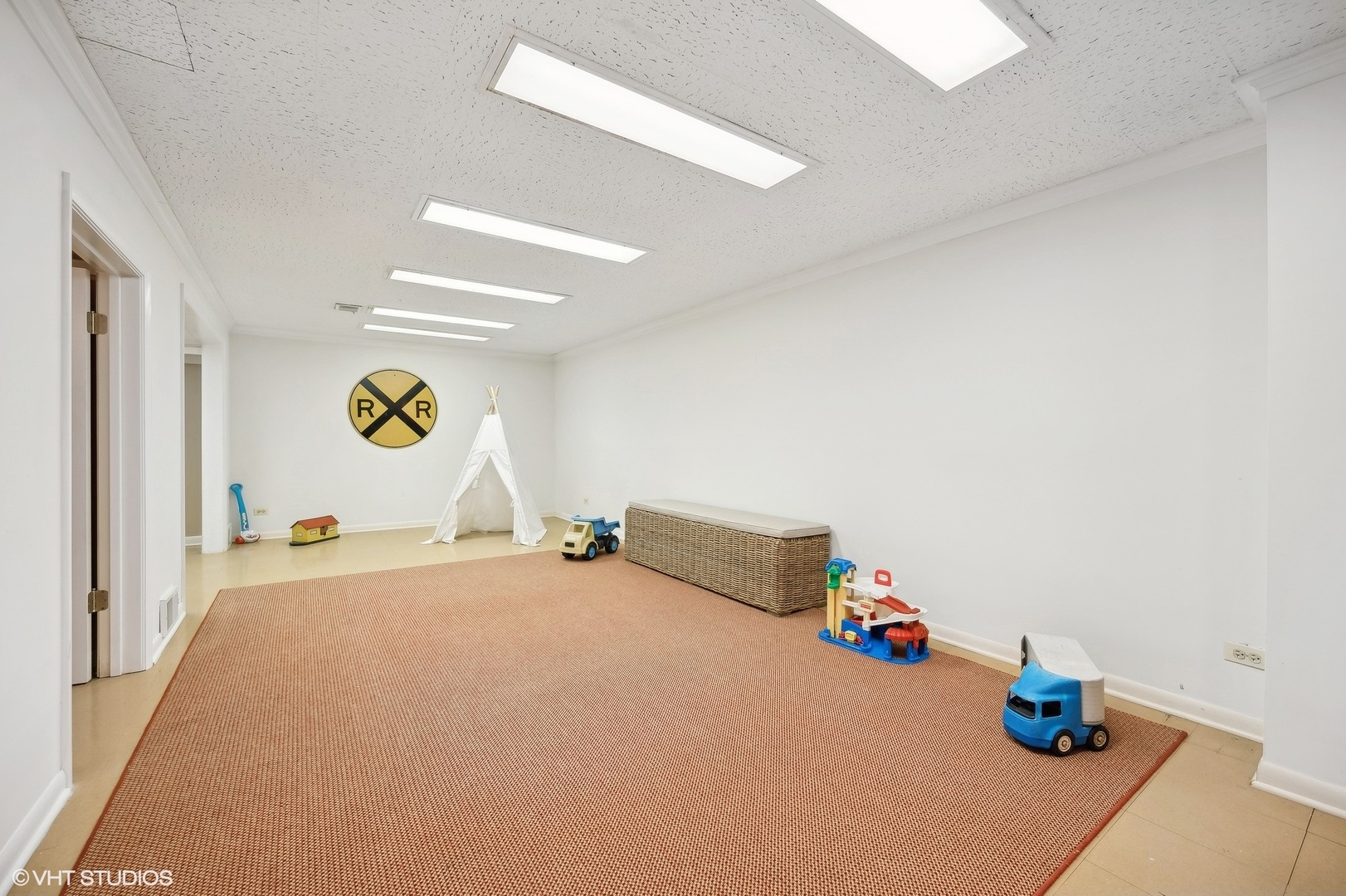 718 Chilton Lane Wilmette, IL 60091 - Photo 43 of 48 a view of room with toys and a ceiling fan