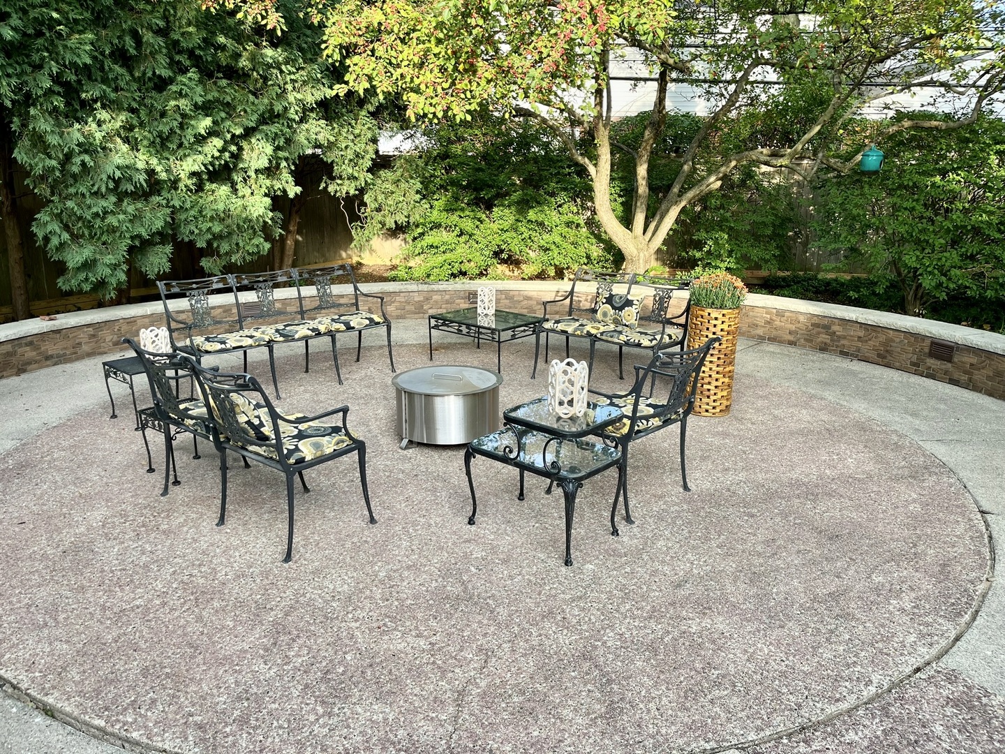 718 Chilton Lane Wilmette, IL 60091 - Photo 46 of 48 a view of an outdoor seating space