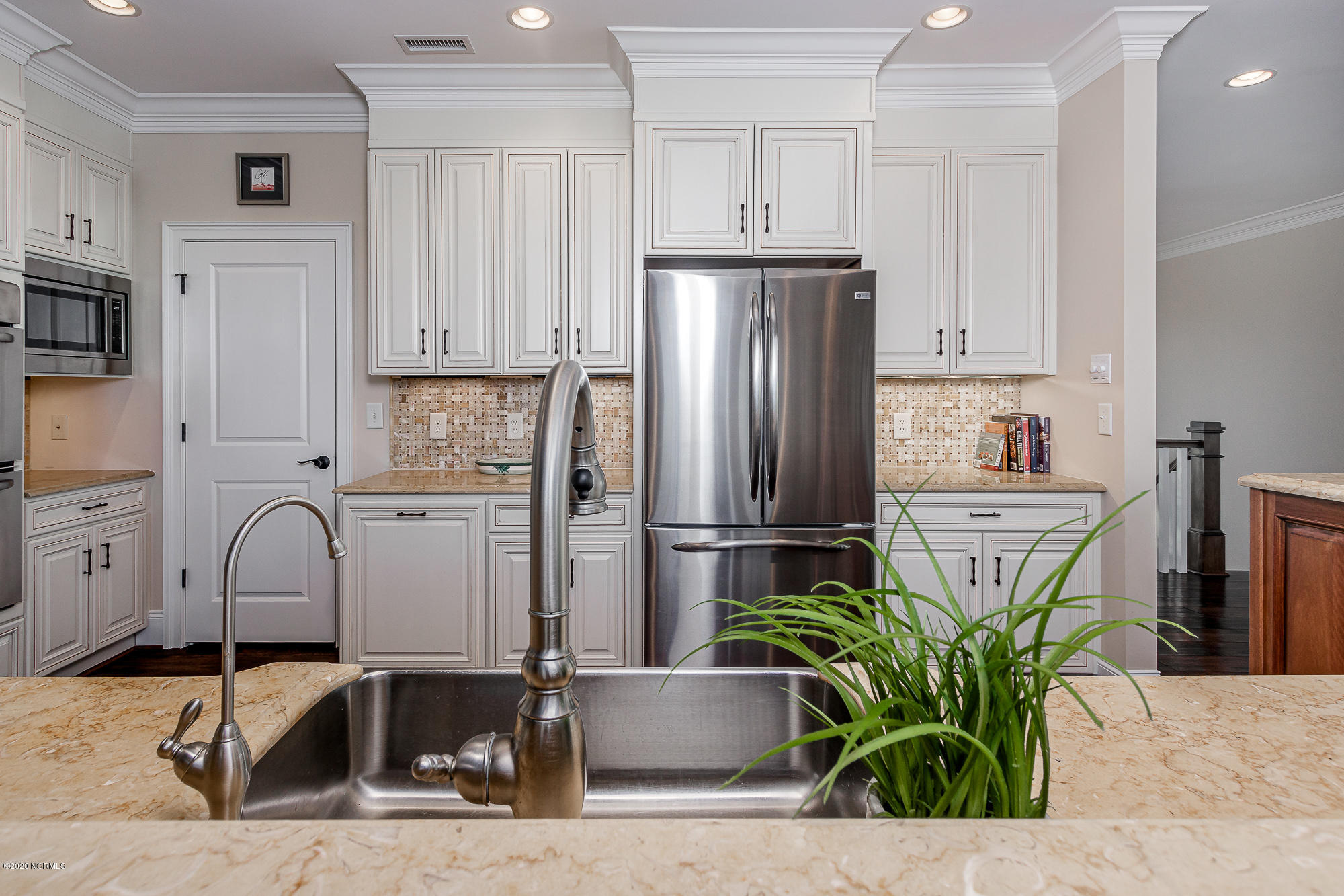 2680 Lennoxville Road Beaufort, NC 28516 - Photo 17 of 61 Gourmet kitchen with large island