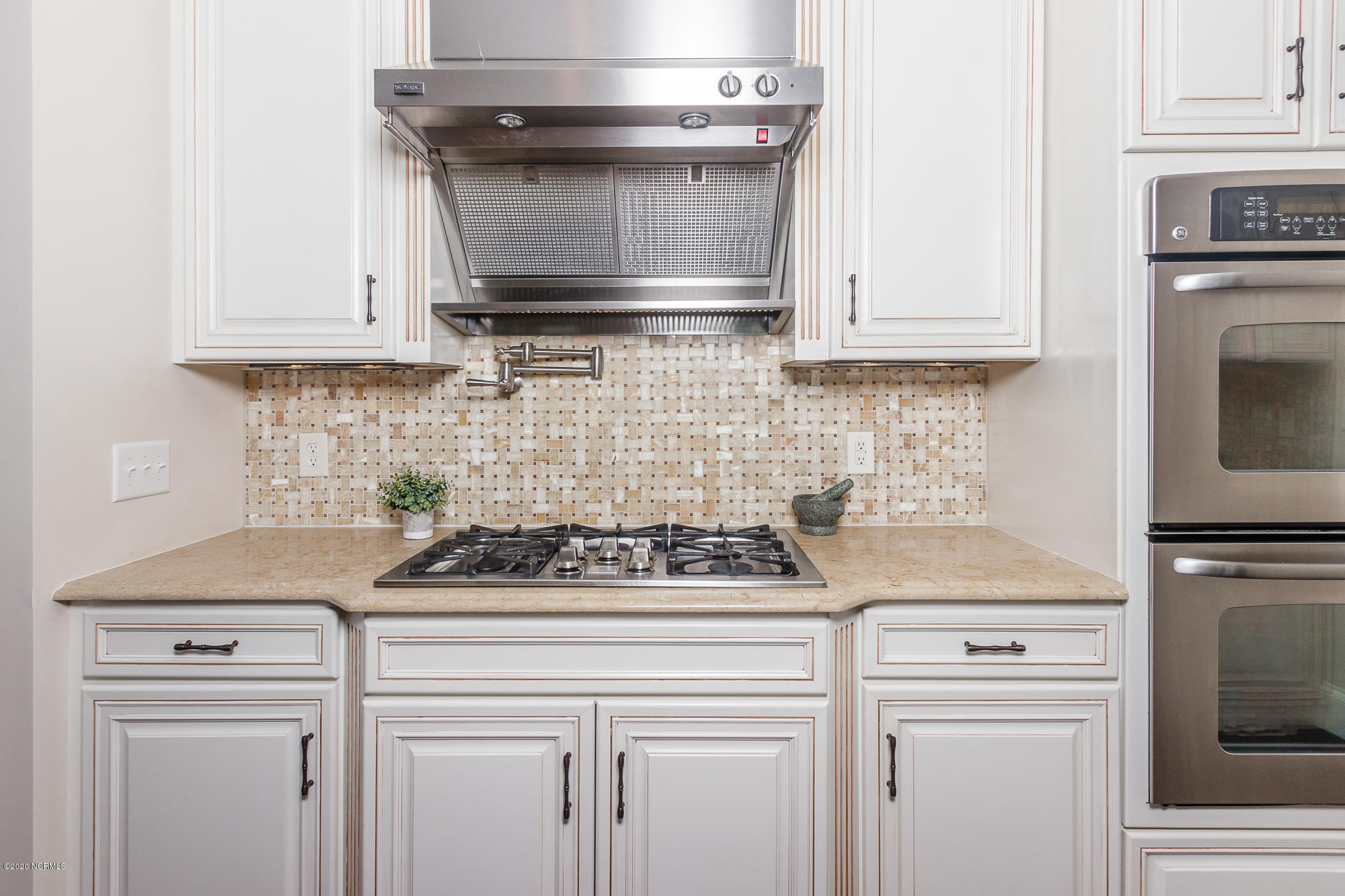 2680 Lennoxville Road Beaufort, NC 28516 - Photo 18 of 61 Gourmet kitchen with large island