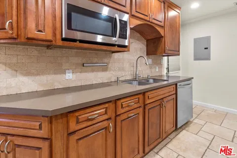 $1,850,000 | 720 North La Fayette Park Place, Los Angeles, CA 90026