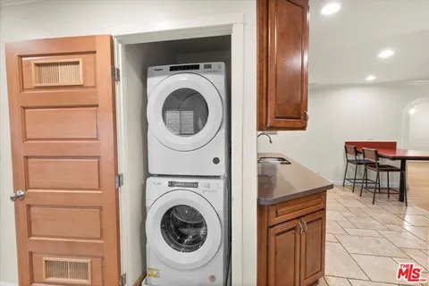 $1,850,000 | 720 North La Fayette Park Place, Los Angeles, CA 90026