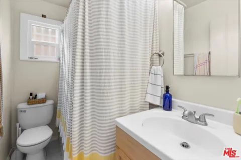 $1,850,000 | 720 North La Fayette Park Place, Los Angeles, CA 90026