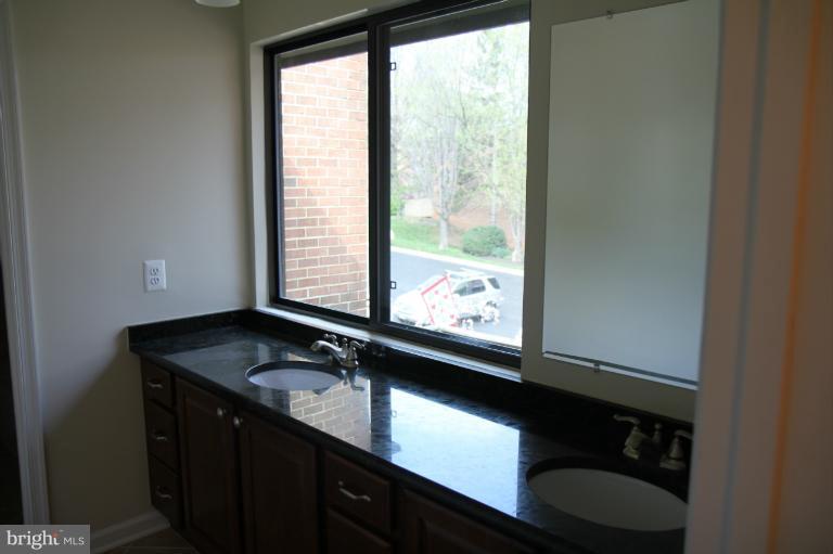 11751 Indian Ridge Road Reston, VA 20191 - Photo 4 of 15 Bath