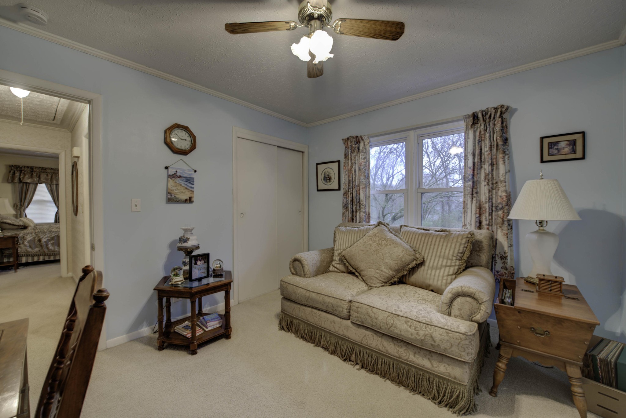 112 South Seneca Road Oak Ridge, TN 37830 - Photo 15 of 20 a living room with furniture and a chandelier
