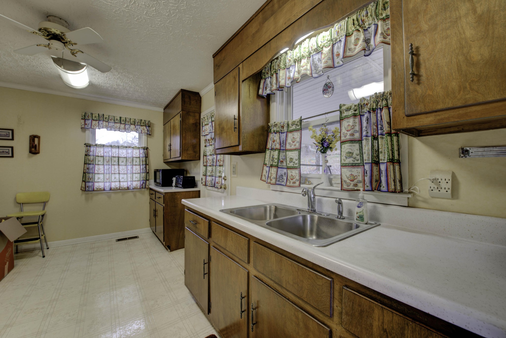 112 South Seneca Road Oak Ridge, TN 37830 - Photo 7 of 20 a kitchen with cabinets a sink and appliances
