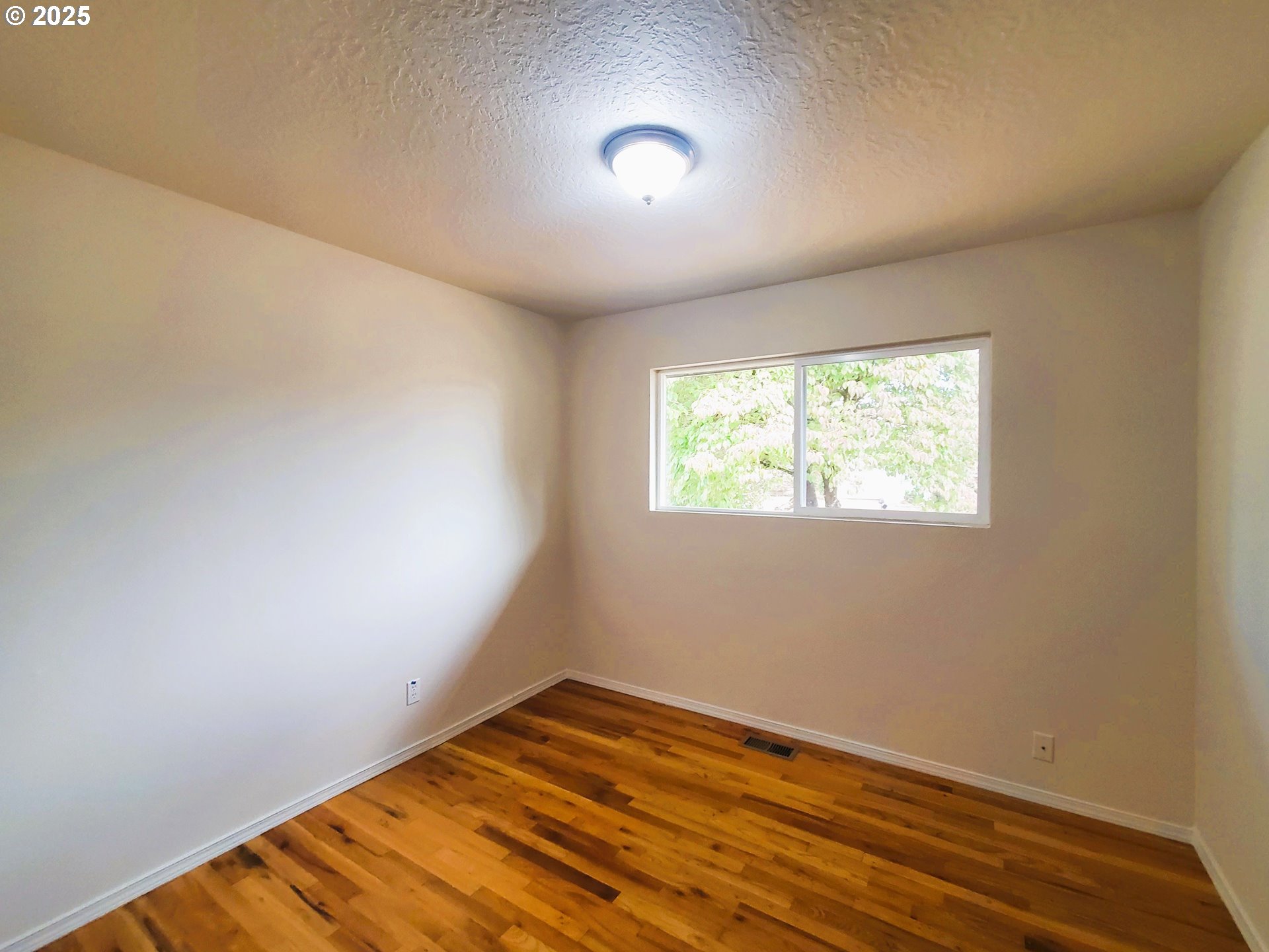 13050 Southeast Morrison Street Portland, OR 97233 - Photo 17 of 21 an empty room with a window