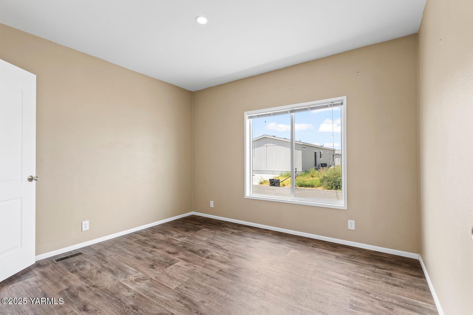 2802 South 5th Avenue, Unit 30 Union Gap, WA 98903 - Photo 12 of 23 an empty room with a window