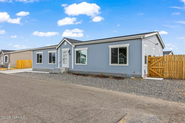 a view of backyard of house