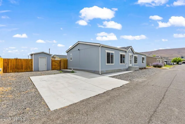 a view of a house with entertaining space