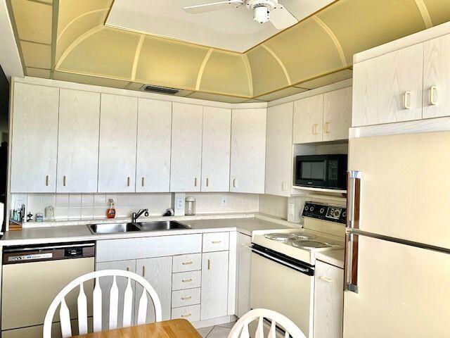 4021 Wolverton East Boca Raton, FL 33434 - Photo 2 of 30 Kitchen