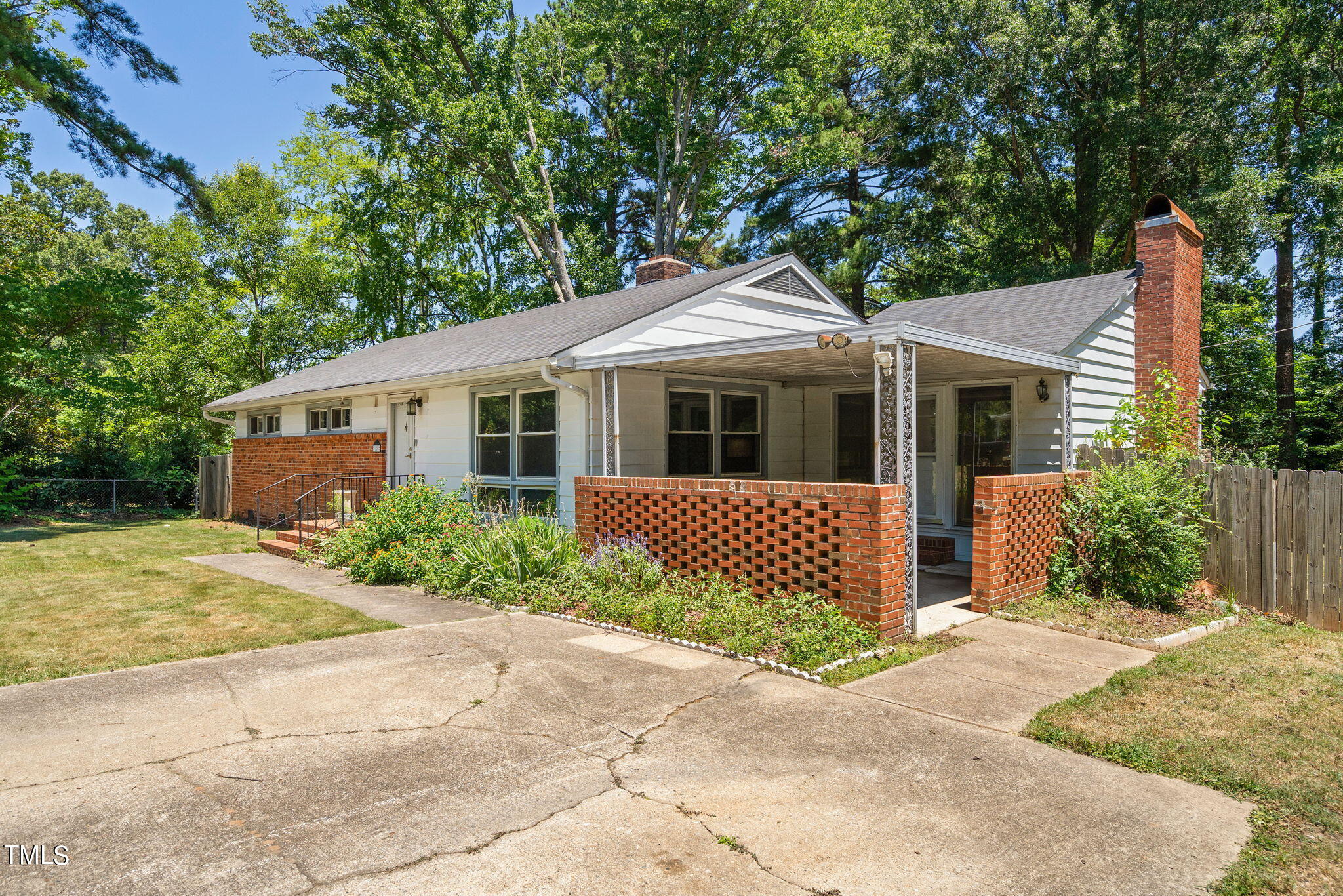 126 Clarendon Crescent Raleigh, NC 27610 - Photo 3 of 40 6-web-or-mls-126-clarendon-crescent
