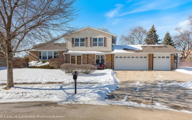 $579,900 | 1484 Hodlmair Court, Elk Grove Village, IL 60007