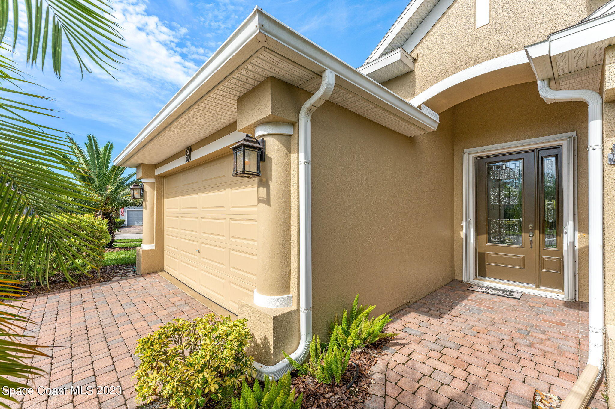 7010 Abbeyville Road Melbourne, FL 32940 - Photo 5 of 40 a house with a outdoor space