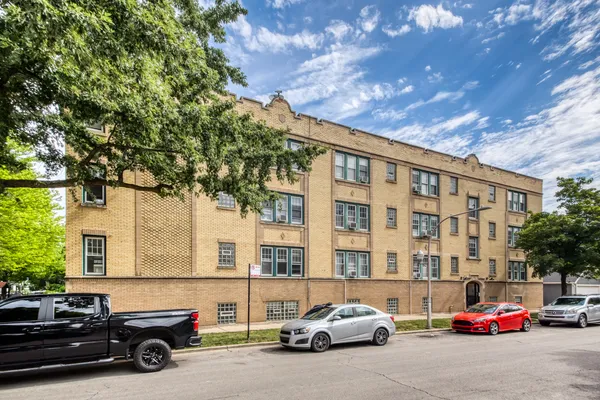 $1,975 | 3048 West Cornelia Avenue, Unit 2, Chicago, IL 60618