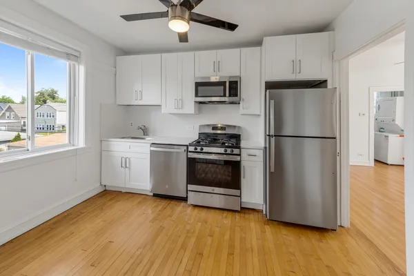 $1,975 | 3048 West Cornelia Avenue, Unit 2, Chicago, IL 60618