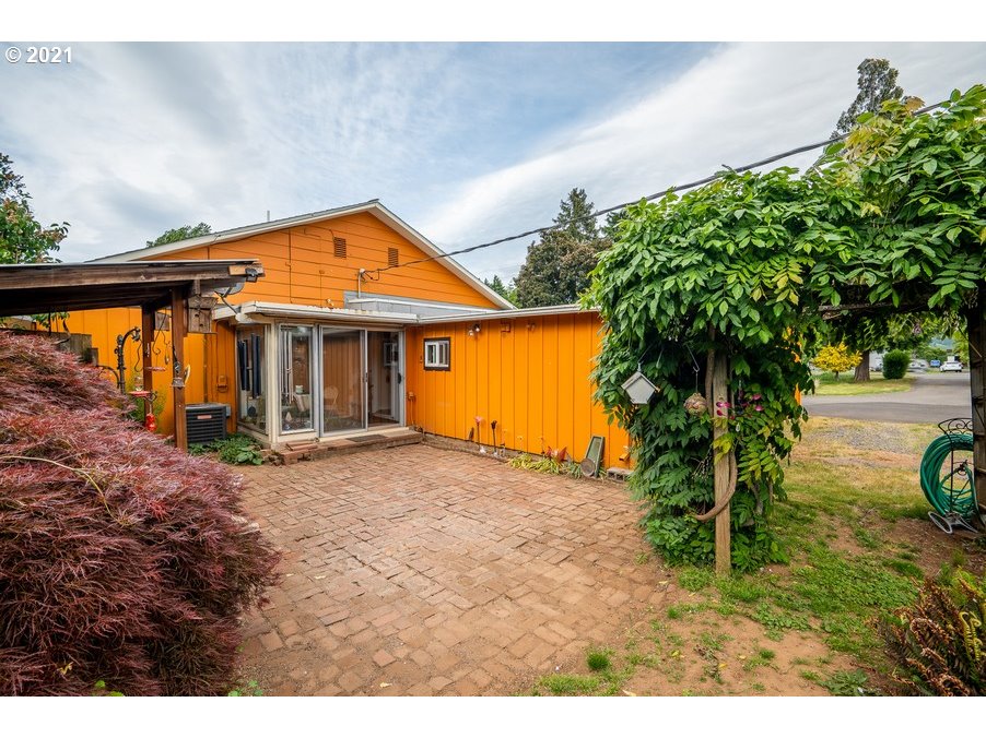 1228 Tucker Road Hood River, OR 97031 - Photo 3 of 31