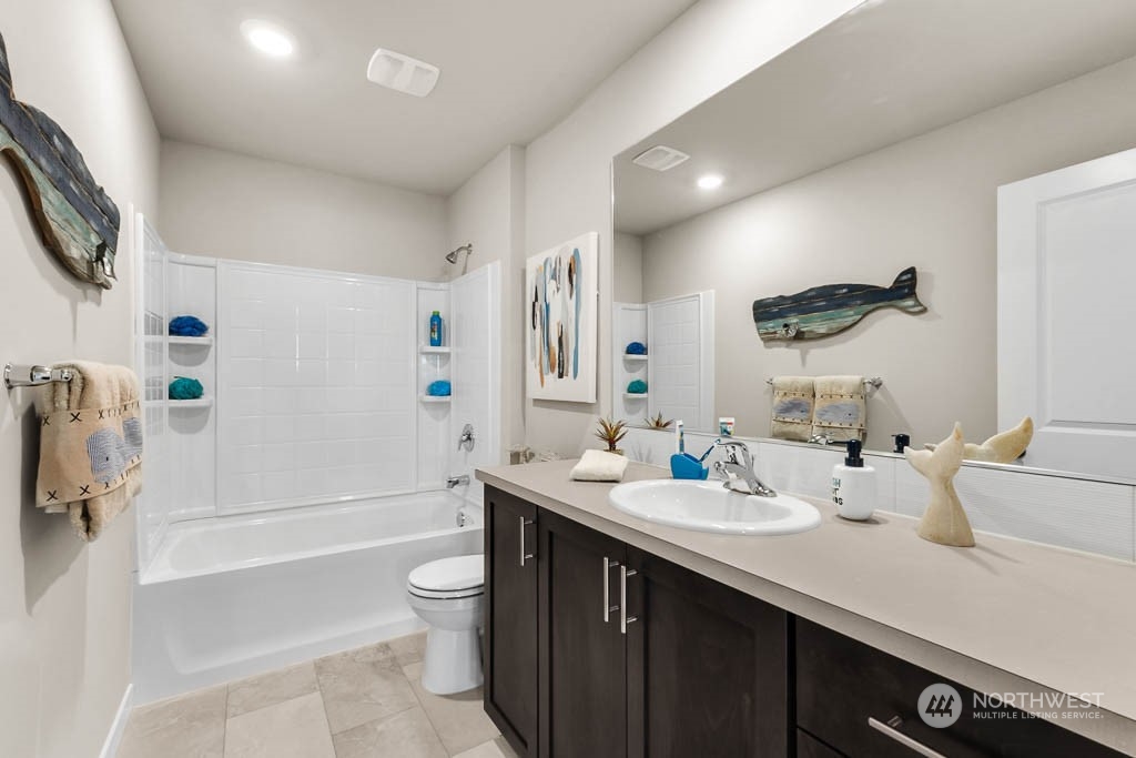 2902 Longhorn Loop, Unit 246 Ellensburg, WA 98926 - Photo 28 of 30 a bathroom with a double vanity sink toilet mirror and bathtub