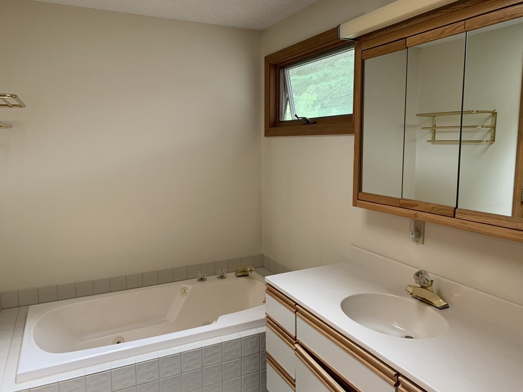 29 Endecott Street Springfield, MA 01118 - Photo 16 of 21