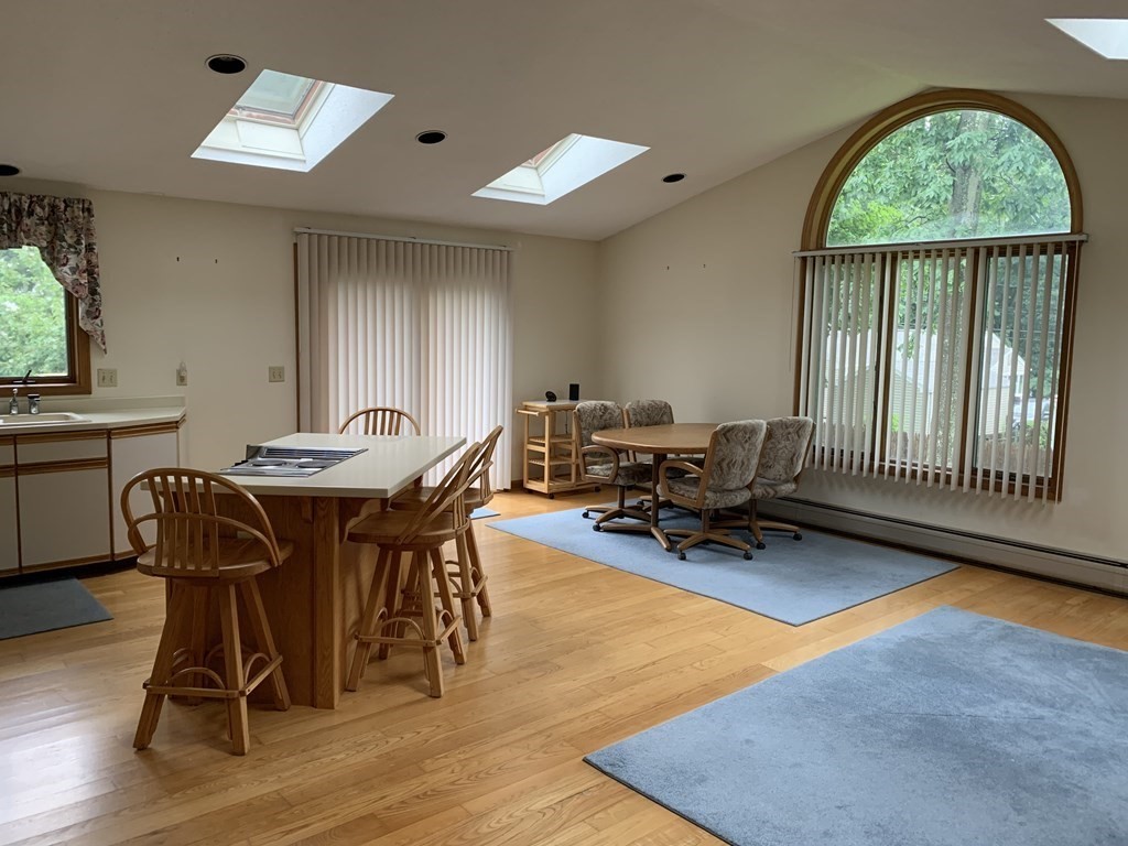 29 Endecott Street Springfield, MA 01118 - Photo 6 of 21