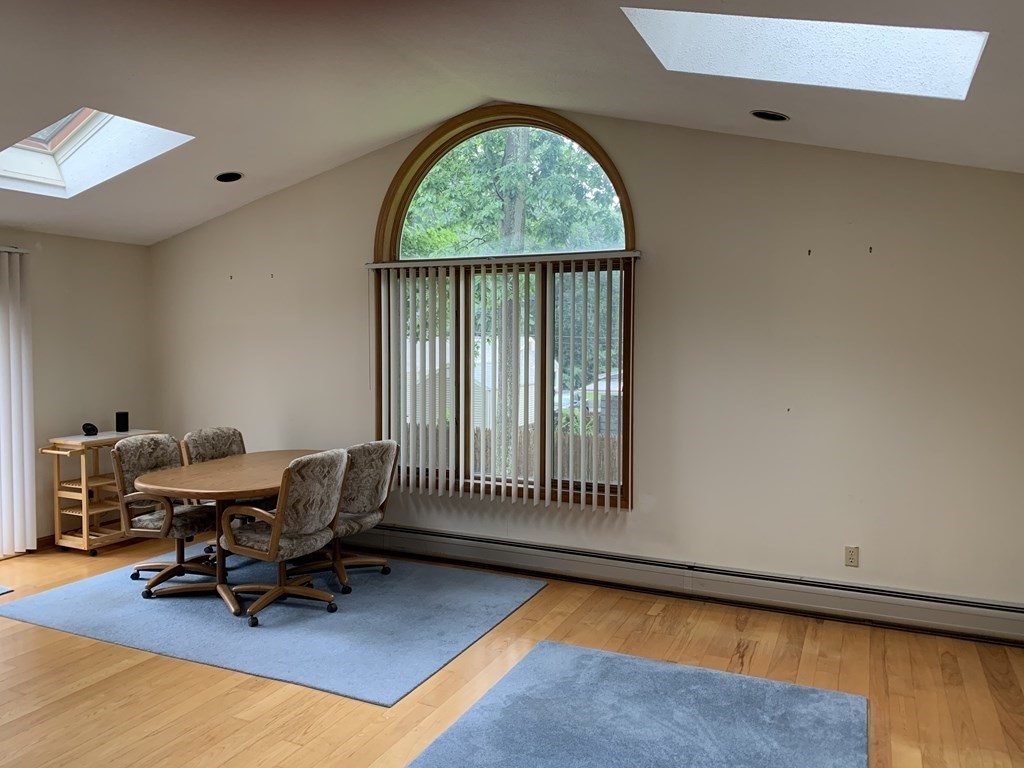 29 Endecott Street Springfield, MA 01118 - Photo 8 of 21