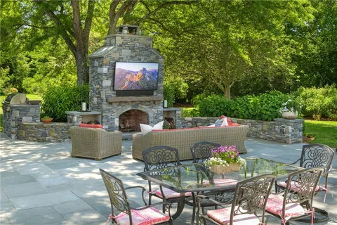 $2,250,000 | 9 Stone Tower Lane, Barrington, RI 02806