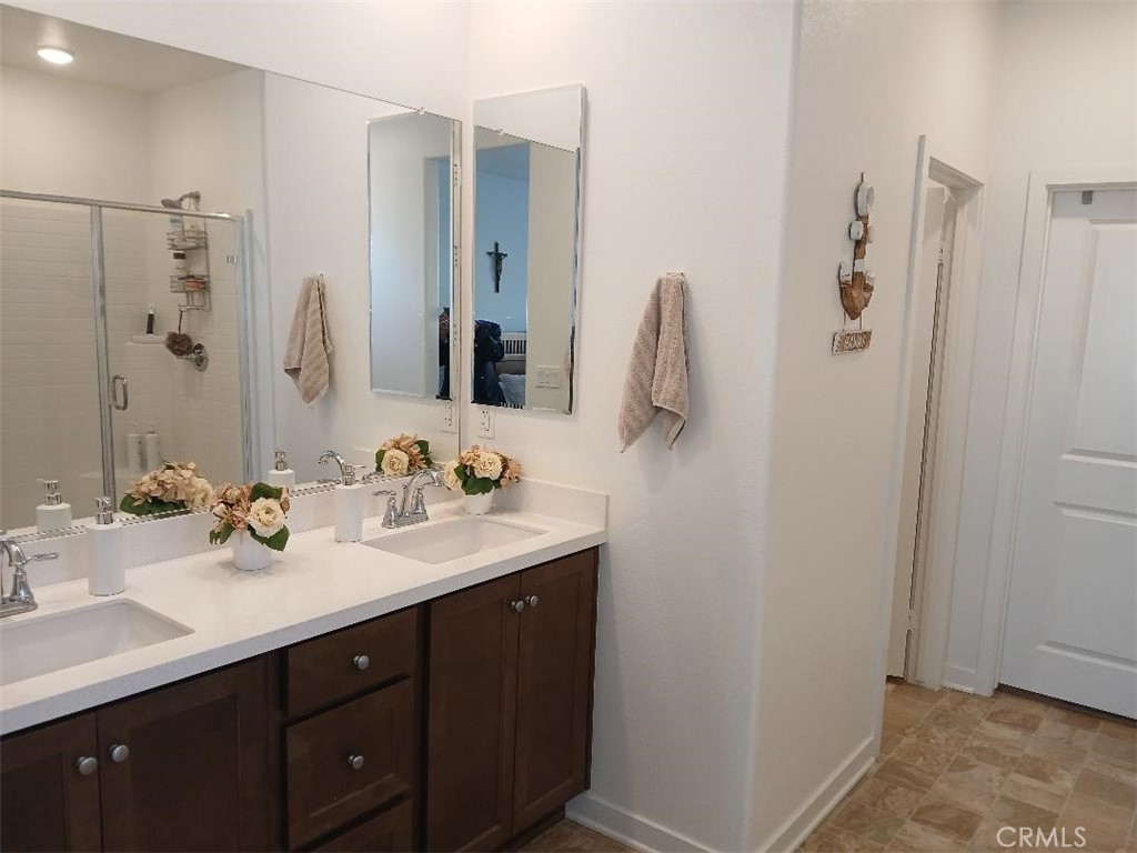 5081 Larkspur Road Banning, CA 92220 - Photo 20 of 36 Primary bathroom