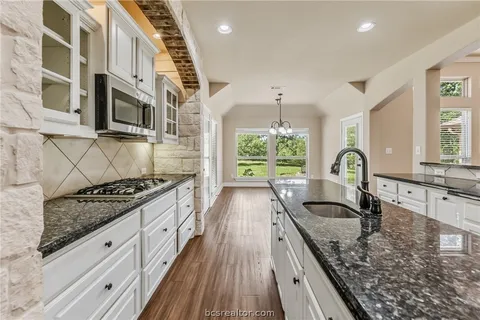 $599,000 | 325 Planter Pointe Drive, Normangee, TX 77871