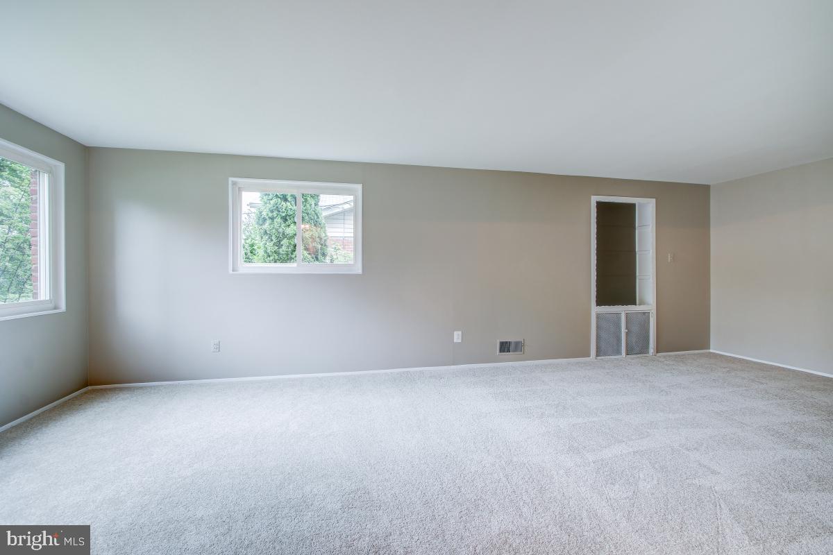 11814 Selfridge Road Silver Spring, MD 20906 - Photo 4 of 29 Living room
