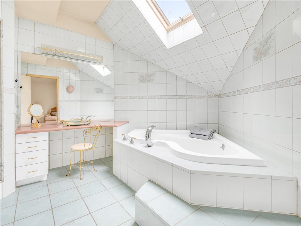 51 Janet Drive Cranston, RI 02921 - Photo 27 of 38 En suite with jacuzzi tub