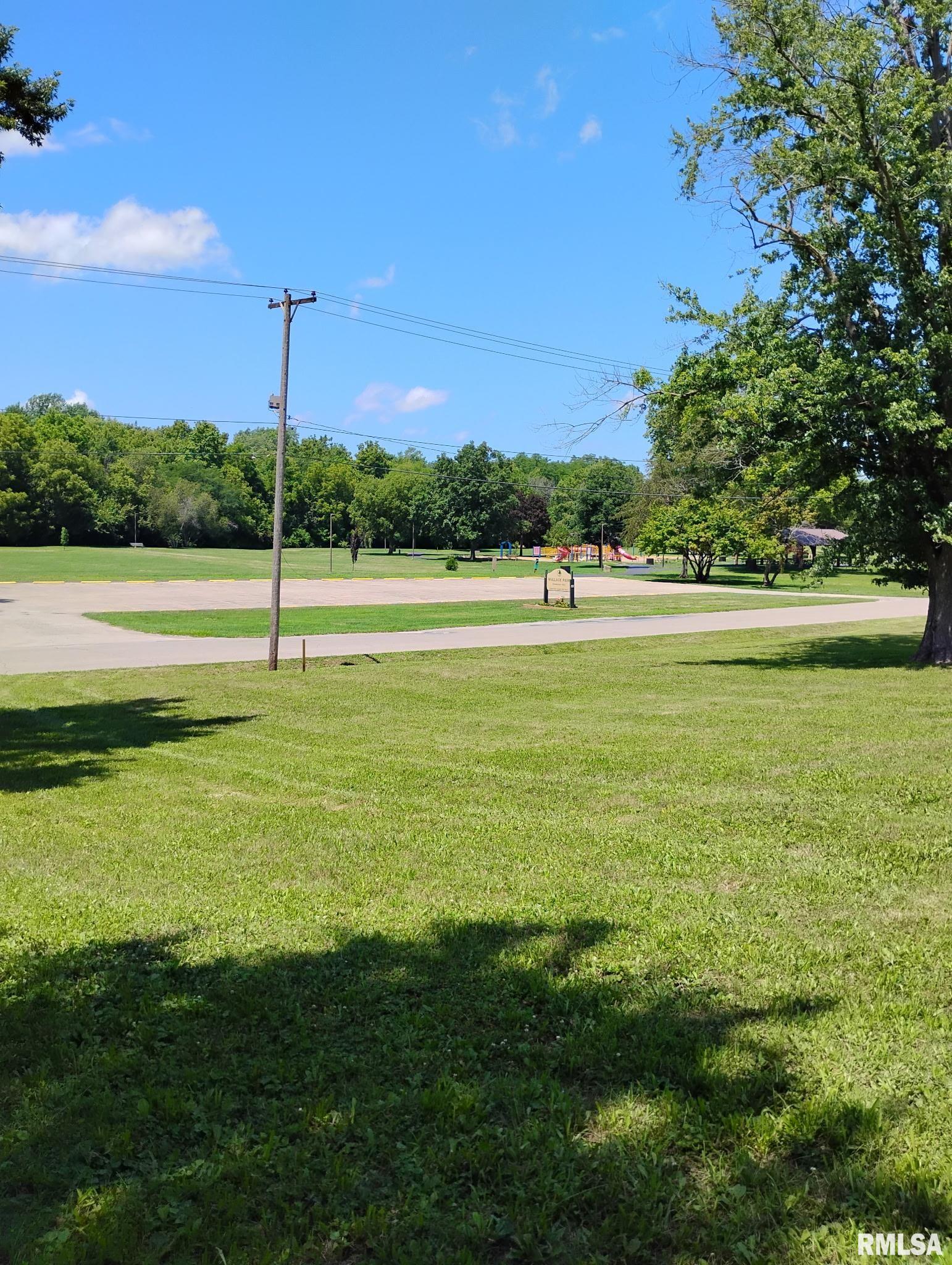 351 South Ave D Canton, IL 61520 - Photo 3 of 9