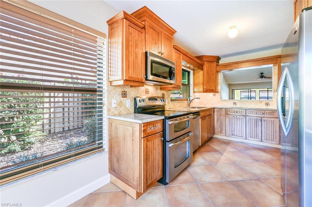 869 Reef Point Circle, Unit 26 Naples, FL 34108 - Photo 12 of 29 Kitchen