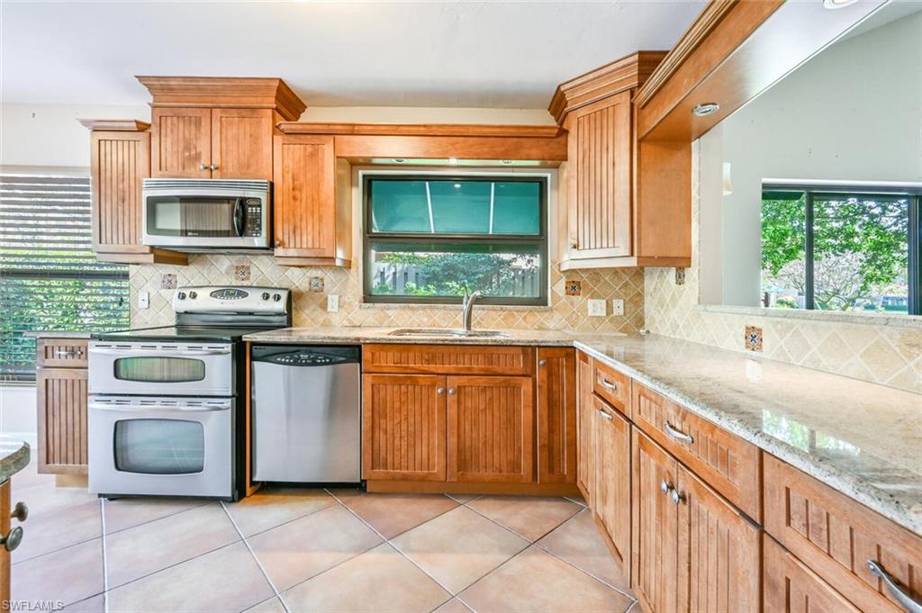 869 Reef Point Circle, Unit 26 Naples, FL 34108 - Photo 9 of 29 Kitchen