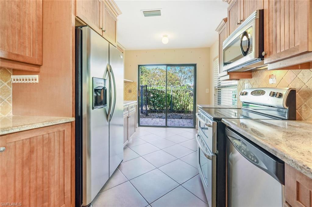 869 Reef Point Circle, Unit 26 Naples, FL 34108 - Photo 10 of 29 Kitchen