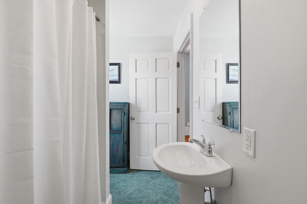 96 Washington Square East, Unit 2 Salem, MA 01970 - Photo 24 of 40 a bathroom with a sink and a mirror