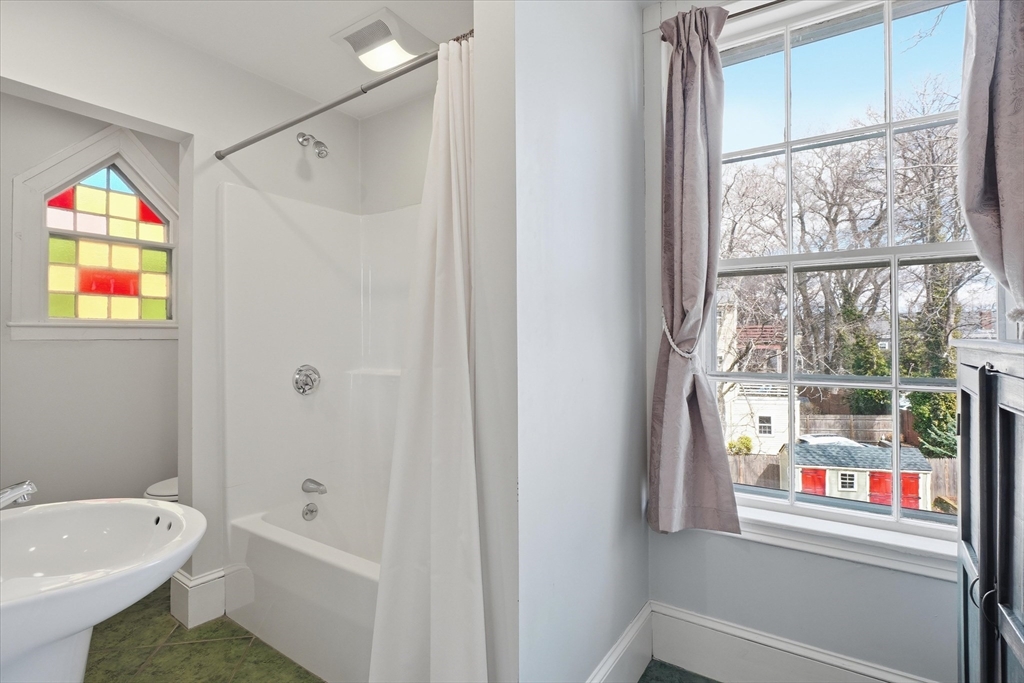 96 Washington Square East, Unit 2 Salem, MA 01970 - Photo 26 of 40 a bathroom with a sink a toilet and a bathtub