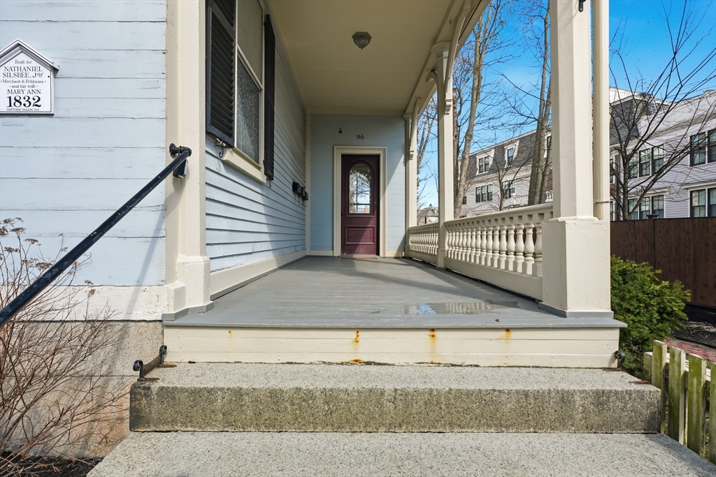 96 Washington Square East, Unit 2 Salem, MA 01970 - Photo 3 of 40 a view of a entryway of a house