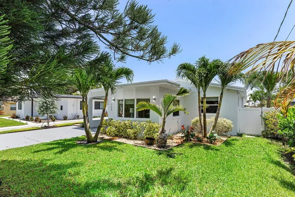 a view of a house with a backyard
