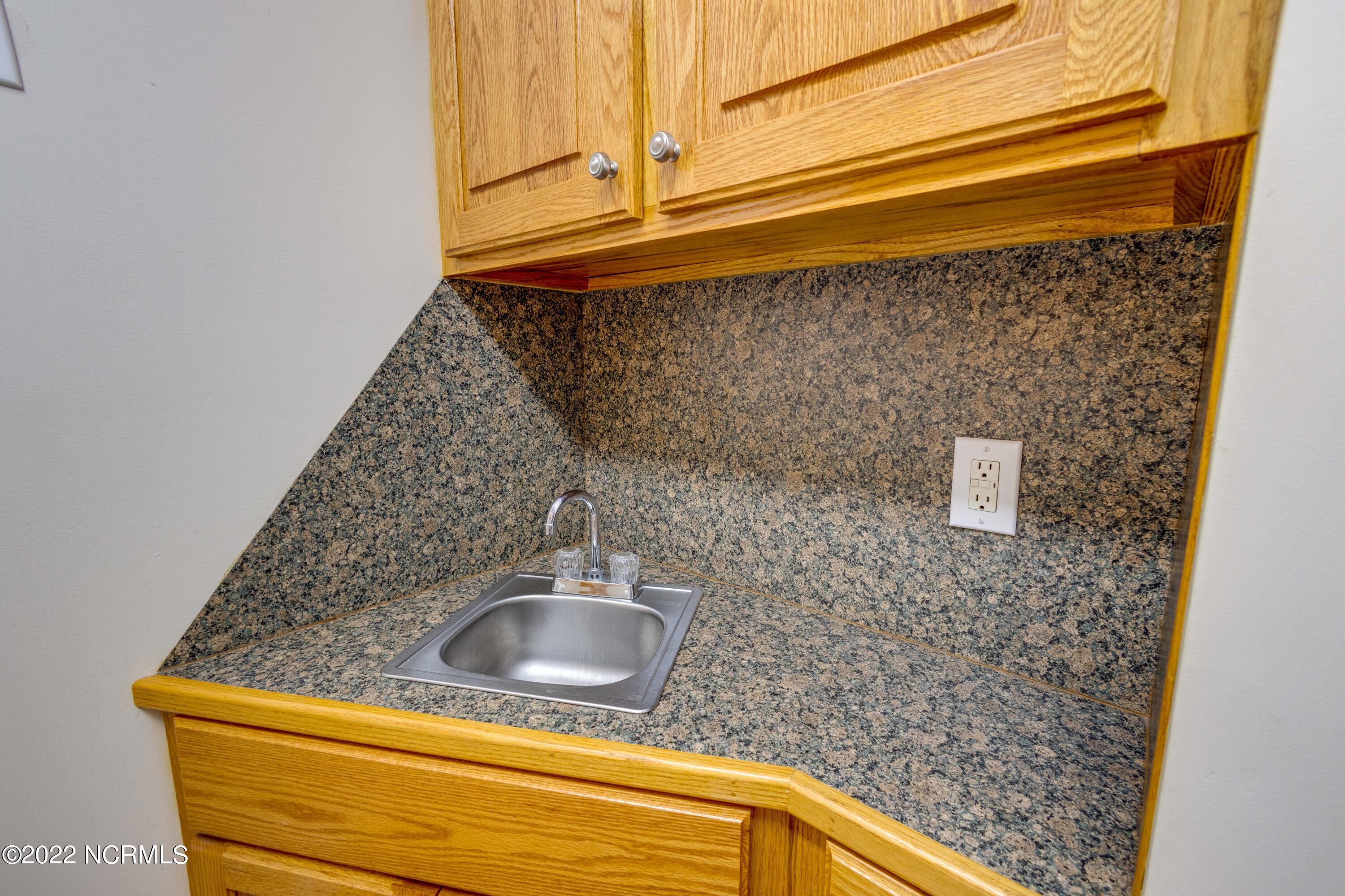 41320 Highway 264 Belhaven, NC 27810 - Photo 21 of 50 021 14230 US Hwy 264 E Laudry room bar s