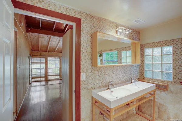 $1,600 | 439 Devonshire Drive, San Antonio, TX 78209