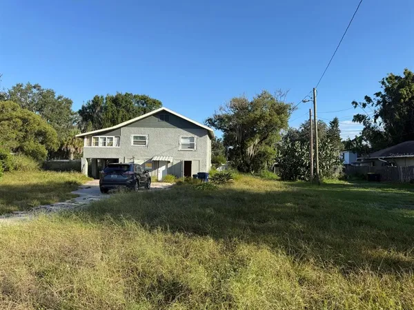 a view of a house with backyard