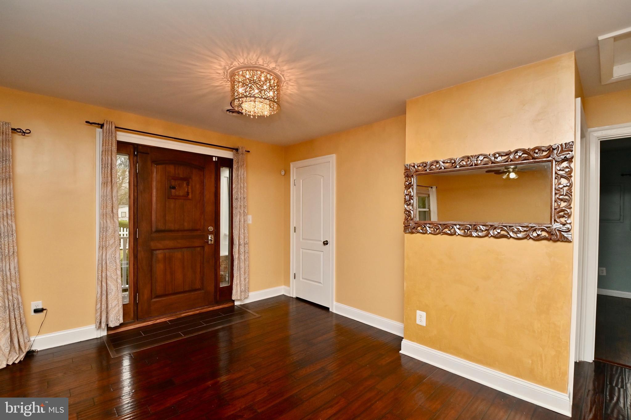8018 Fordson Road Alexandria, VA 22306 - Photo 5 of 54 Entryway