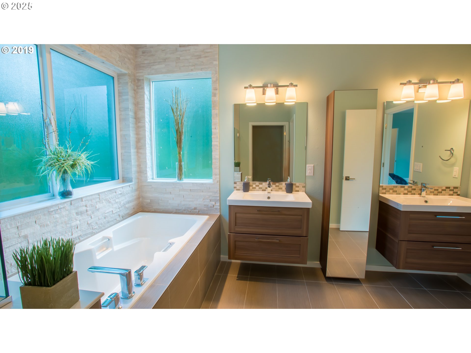 202 Northwest Quail Gardens Place Hillsboro, OR 97124 - Photo 25 of 41 Owner's Suite Bedroom