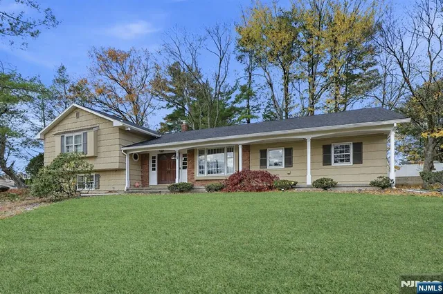 $1,099,000 | 55 Somerset Drive, Woodcliff Lake, NJ 07677