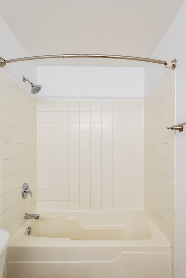 933 West Van Buren Street, Unit 824 Chicago, IL 60607 - Photo 11 of 18 a bathroom with a shower and a bathtub