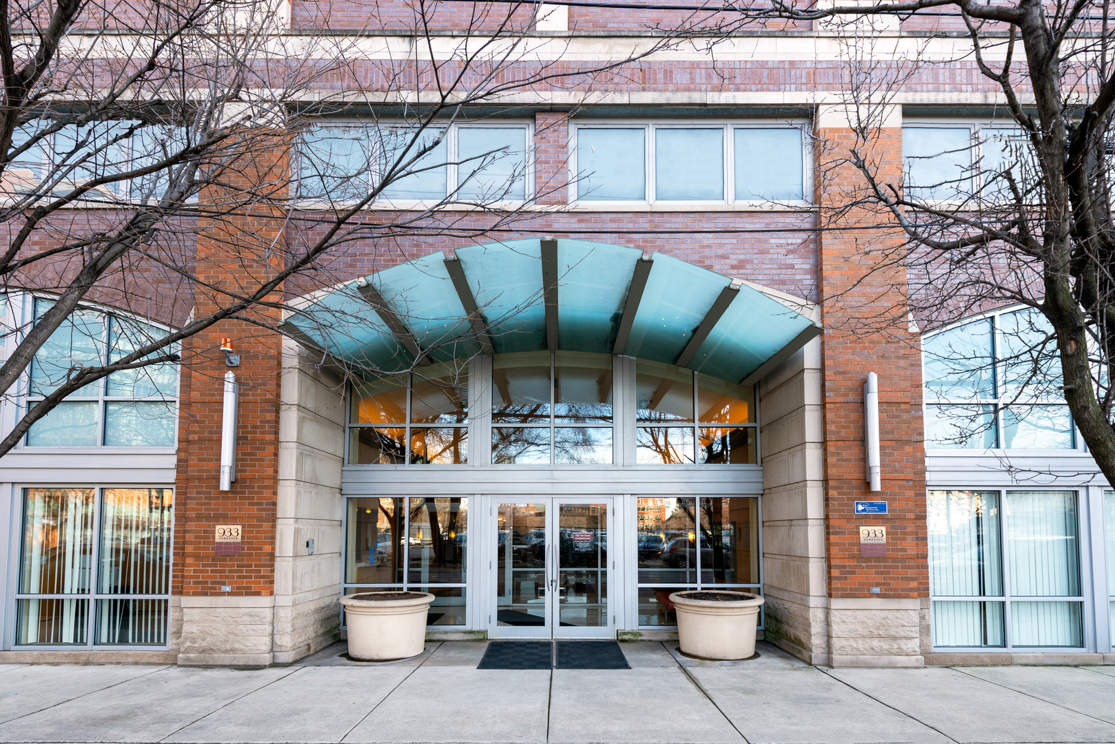 933 West Van Buren Street, Unit 824 Chicago, IL 60607 - Photo 17 of 18 a view of a cafe with sitting area